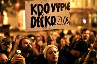 Obrazem: Na noční demonstraci před Sněmovnou dorazily stovky lidí - Seznam Zprávy